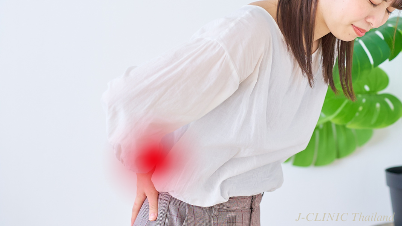 痛そうに腰を抑える女性