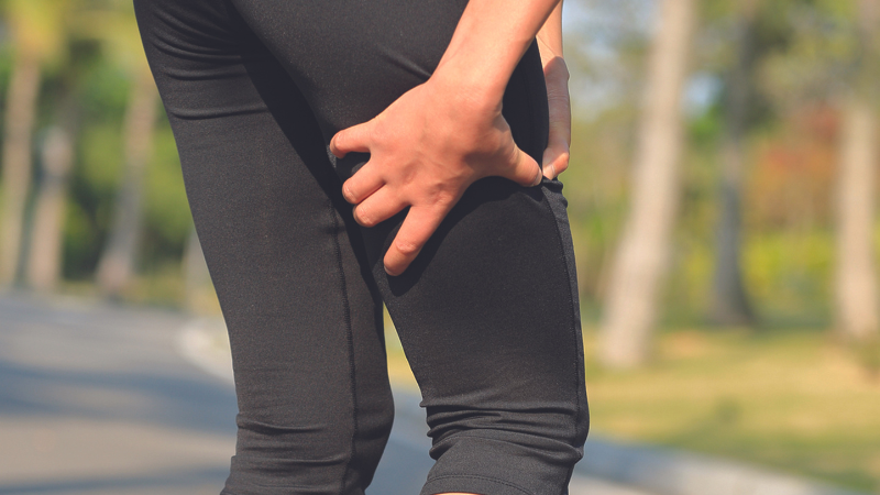 太ももの裏を抑えている人