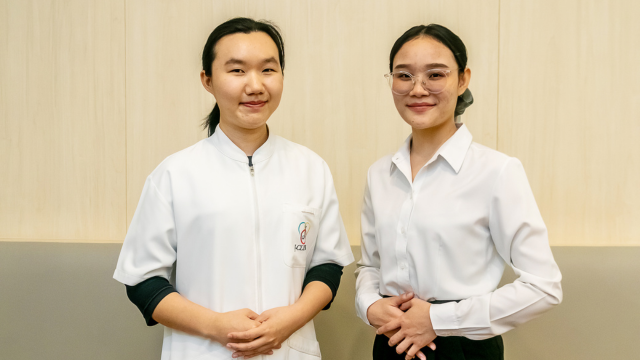 2人の女性が並んでいる