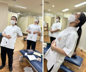 立って、お腹に手を当てて、腰を後ろに反っているセラピスト４人