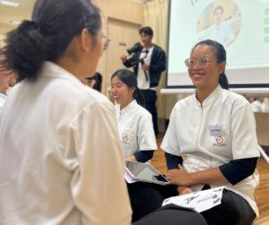座っていて、笑顔の女性