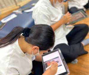 タブレットを見ているセラピスト