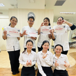 7人のスタッフが笑顔で写真にうつっている