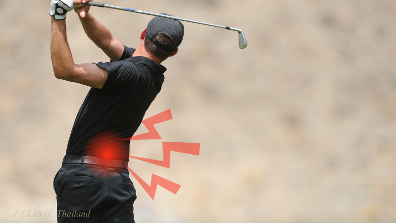 ゴルフのスイングをしている男性、腰がいたそう