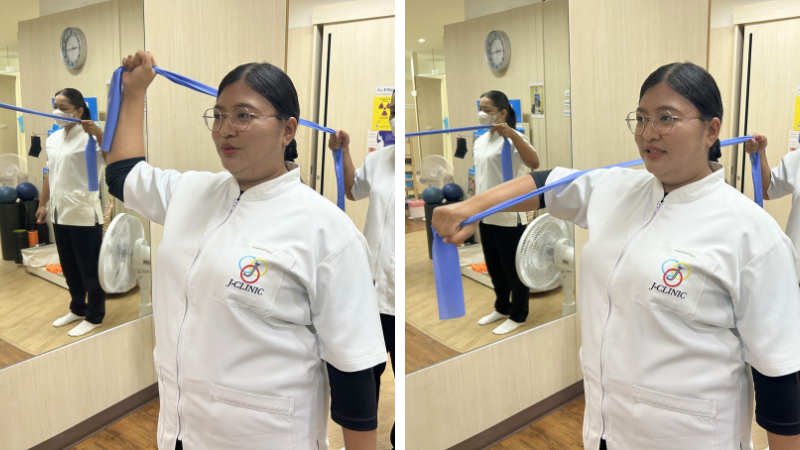 セラバンドを使って肩の運動療法をしているセラピストたち