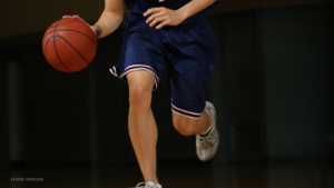 ドリブルをしているバスケットボールプレイヤー