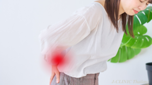 痛そうに腰を抑える女性