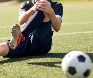 膝を抑えるサッカー選出の写真
