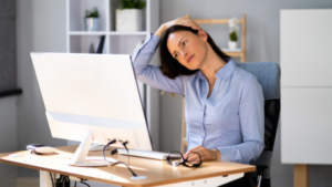 机で首を伸ばすエクササイズをしている