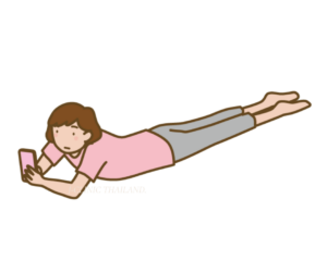 うつぶせ姿勢でスマホをみる女性