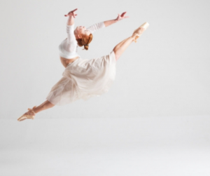 高く華麗にジャンプするバレエダンサーの写真