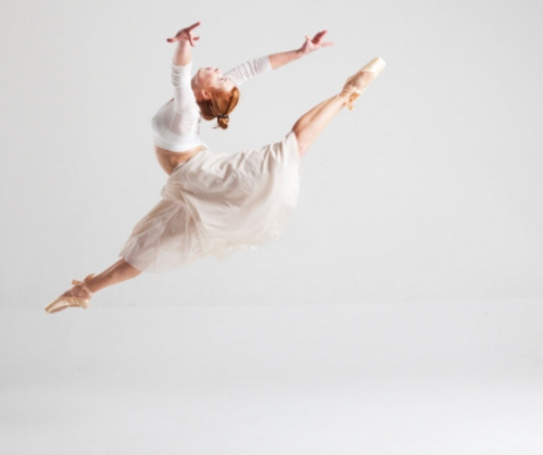 ジャンプをするバレエダンサーの写真