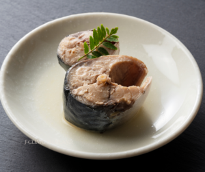 さばの切り身を料理したものが皿の上にのっている