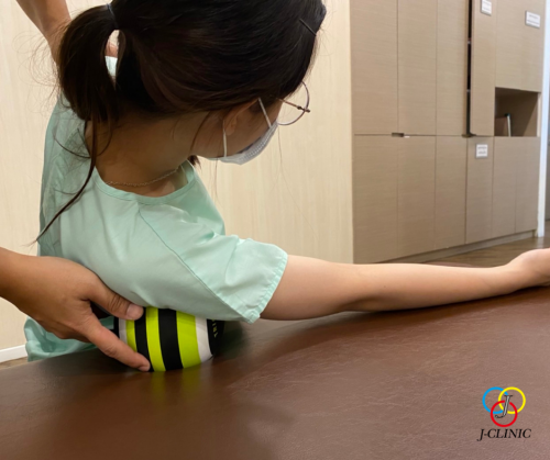 Relaxing the muscles around the shoulder with a massage ball