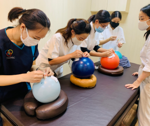 日本式の鍼を練習する中医師の先生