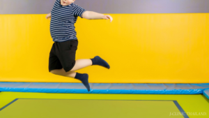 トランポリンで遊んでいる男児