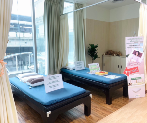 J-CLINICエカマイ院でのマットレスと枕の展示スペース