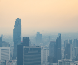 PM2.5で大気汚染された街の写真