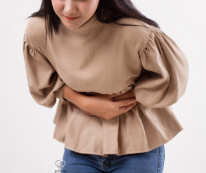 生理痛で下腹部を抑える女性の画像