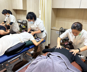 鍼治療の練習する中医師の写真