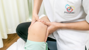 患者様の膝に手をあてているセラピスト