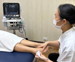 足首にエコー検査のプローブがあてられている
