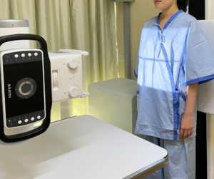 レントゲン検査を受けている人