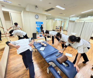 男女6名が立ったまま左を前に出して、かがんでいる