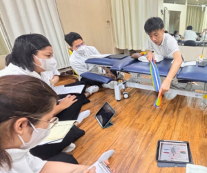 セラバンドを伸ばしている人をそれを見ている人