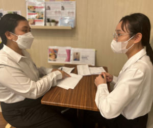 2人の女性が話をしている
