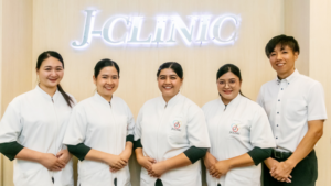 女性が４人、男性が１人ならんでいる