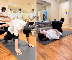 ヨガブロックを膝の下において四つん這いになっているセラピストと仰向けになって膝を折り曲げて膝をお腹の方に向けているスタッフ