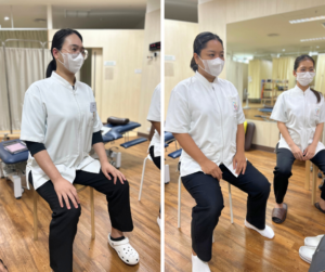 3人が背筋を伸ばしてすわっている