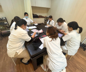 すわって話をしている7人のセラピスト