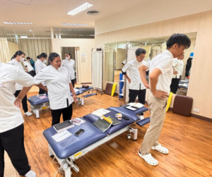セラピストたちが立ったまま手に腰を当てている