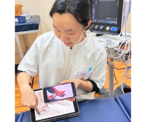 セラピストがタブレットをもって、スクリーンを指座している