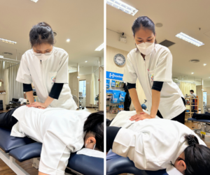 セラピストがうつ伏せになっている人の腰部と両手で押している