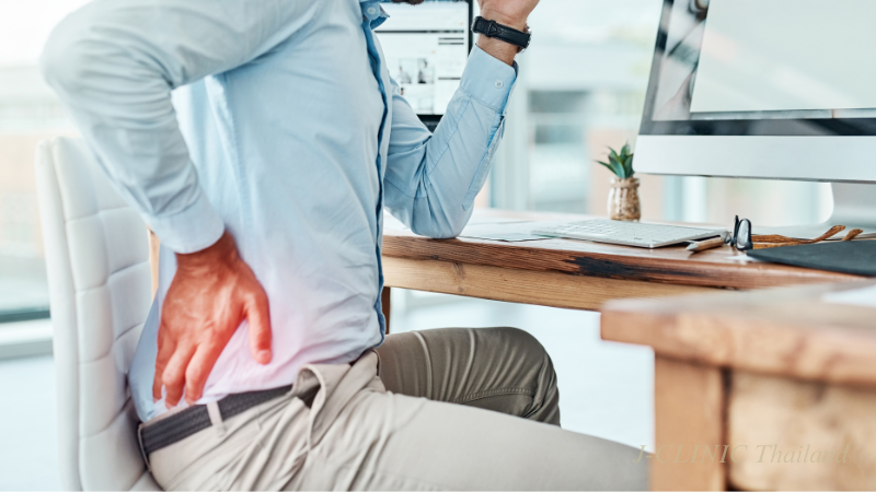 座っている男性、腰が痛そう